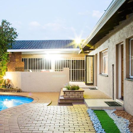 Sollunaa Guesthouse Sandton Exterior foto